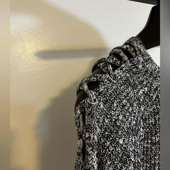 ๐ค Cloud Chaser Black & White Marled Knit Sweater ๐ฉโ๐งตโจ - Picture 3 of 4